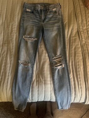 American Eagle Outfitters Light Blue Distressed Women's Skinny Jeans
